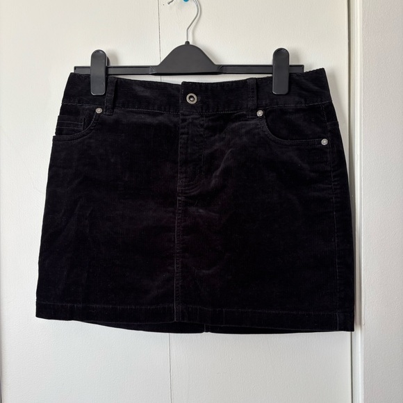 Tommy Hilfiger Dresses & Skirts - 🎉4/30$🎉 Tommy Hilfiger Black Corduroy Mini Skirt – Size 6 ✨